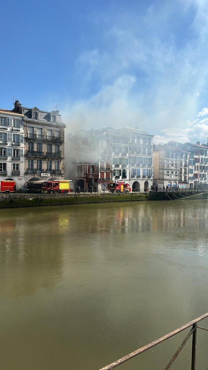 Violent incendie d'un immeuble en cours à #Bayonne, quai de la Galuperie.
D'importants moyens de pompiers et du SAMU sont sur place.
#Bayonne
#Baiona