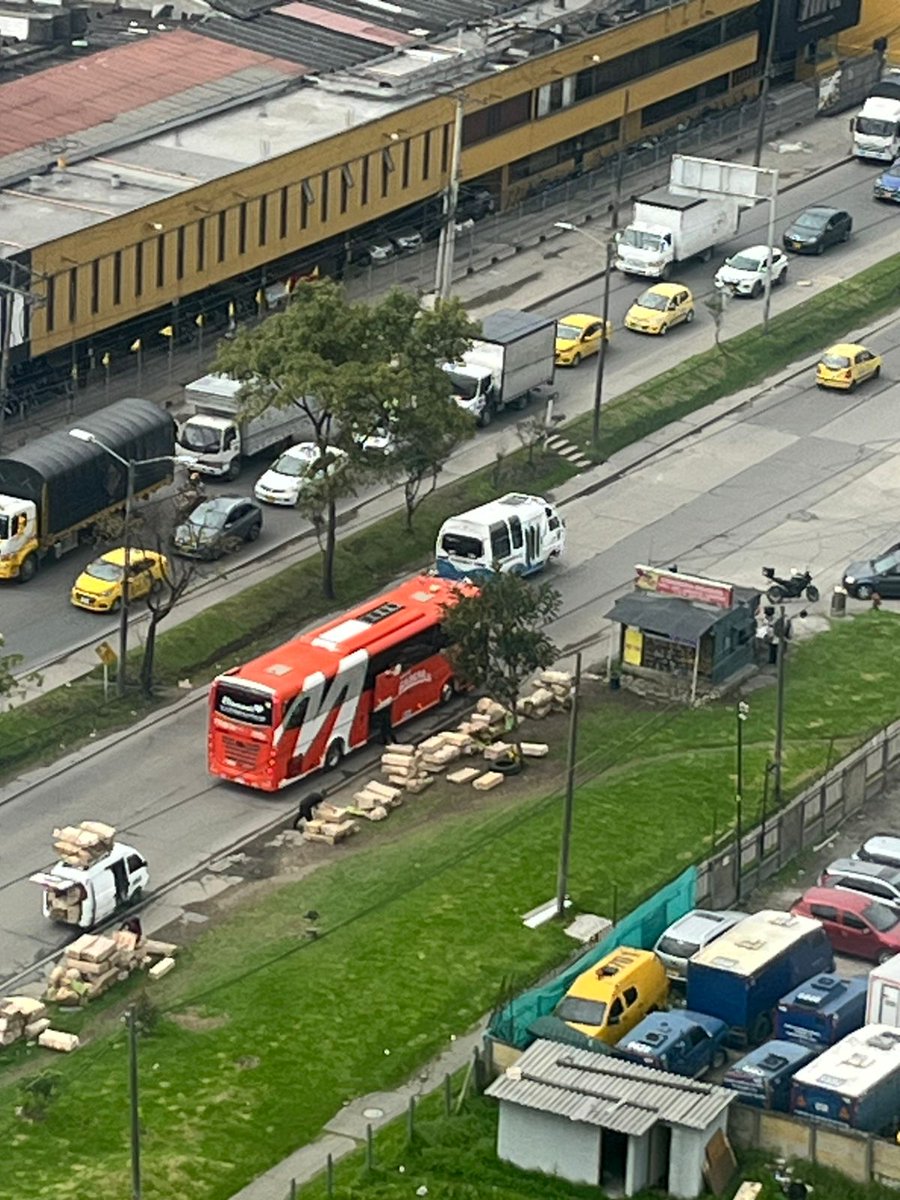 sergio_bumer's tweet photo. Imágenes de hoy del "Terminalito" en la Carrera 68D en dirección hacía la Calle 13. 

@Bogota @SectorMovilidad @Citytv @NoticiasCaracol @davalho @NoticiasRCN @EdilAlejandroZ @FlotaLaMacarena https://t.co/fCEDJPWfxs