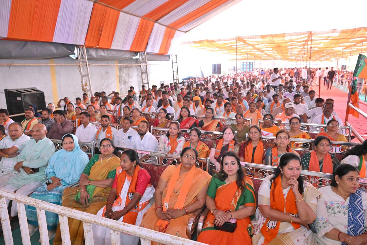 જેમના પરિશ્રમથી વિજયનો માર્ગ પ્રશસ્ત થાય છે, એવા કર્મઠ બૂથ કાર્યકર્તાઓ વચ્ચે હોવાનો અનેરો અવસર મળ્યો. 

આજે દાહોદ વિધાનસભાના બૂથસ્તરના કાર્યકર્તાઓ સાથે સંવાદ કરવાનો અવસર મળ્યો. કાર્યકર્તાઓની ઊર્જા, સમર્પણ અને જુસ્સો જોઈને આગામી ચૂંટણીમાં ભવ્ય વિજયનો વિશ્વાસ વધુ દૃઢ થયો છે.