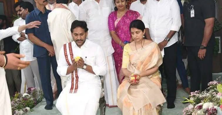 సనాతని హిందూ 🚩 tweet media