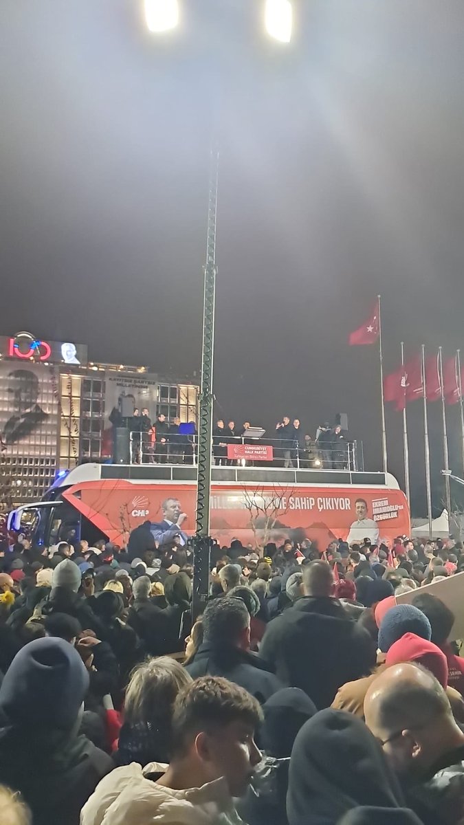 Milletin evi Saraçhane’de, on binlerce yurttaşımızla 19 Mart’ın yıl dönümünde omuz omuza durduk. Adaletsizliğe, hukuksuzluğa ve her türlü haksızlığa karşı kararlılıkla sesimizi yükselttik.