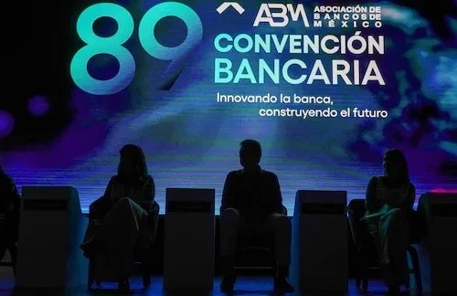 #Opinión🖋️
Sin confianza no hay #Inversión: Desde la óptica del empresariado y de amplios sectores productivos, el reclamo hacia la banca es igualmente contundente: hace falta más crédito y, sobre todo, crédito más barato.
acortarlink.cl/0xtwr👈
<a href="/SE_mx/">Economía México</a> <a href="/GobiernoMX/">Gobierno de México</a>