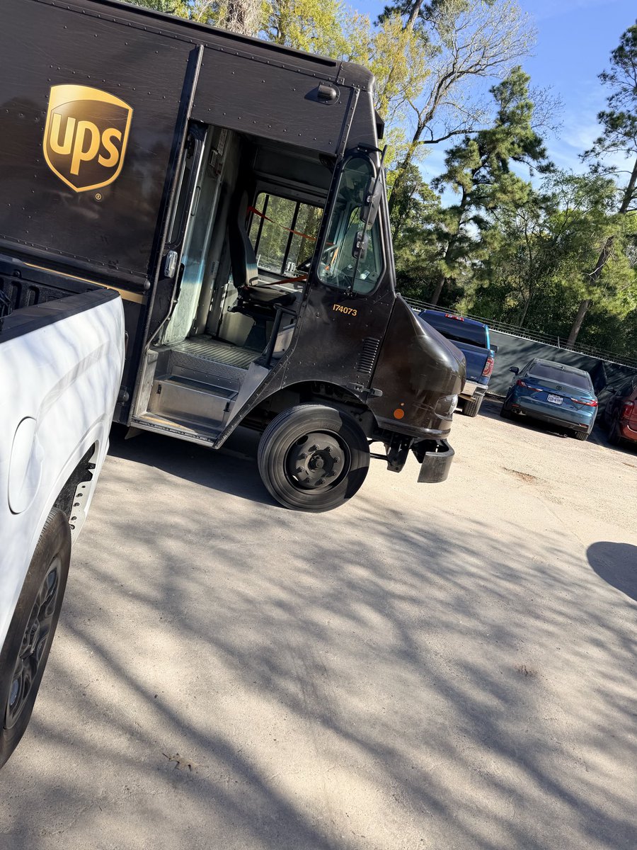 fraankbaez's tweet photo. Hey @UPS what’s going on in Conroe TX? Your driver blocked me in while I was trying to get to a client emergency. I asked him to move a few feet, he refused and said “you gotta wait.” Then yelled profanities as he left. Completely unprofessional. Photos attached. https://t.co/cxcr6Tamzr