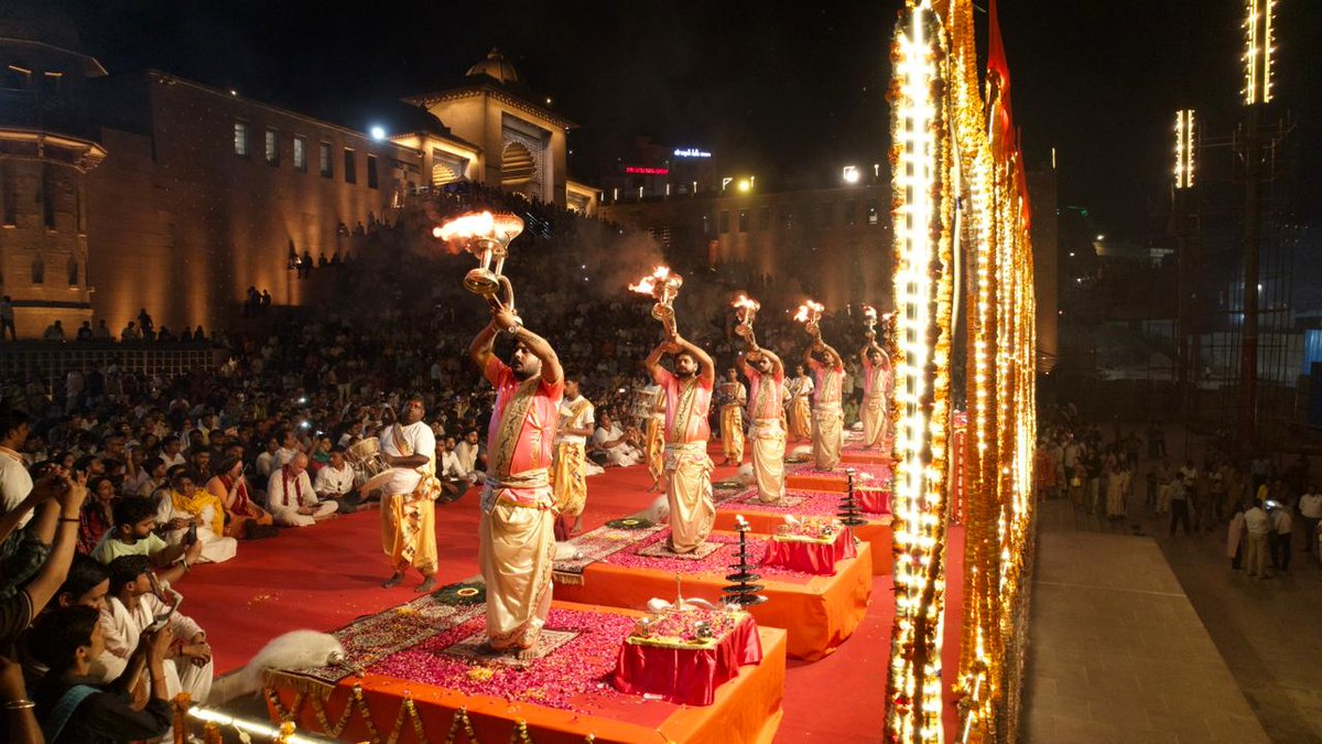 दिनांक: 19 मार्च 2026
चैत्र नवरात्रि के पावन प्रथम दिवस, विक्रम संवत 2083 के शुभ अवसर पर श्री काशी विश्वनाथ मंदिर न्यास द्वारा संचालित गंगा आरती का भव्य शुभारंभ आज संपन्न हुआ। इस दिव्य क्षण की प्रतीक्षा सम्पूर्ण विश्वेश्वर भक्तों को लंबे समय से थी। गंगा आरती में श्री रविंद्र