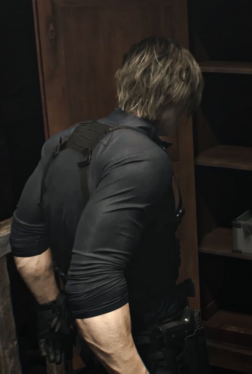 redlipsgunmetal's tweet photo. god bless wherever the fuck leon gets his compression shirts from holy SHIT MAN https://t.co/lmHWqJeJm1