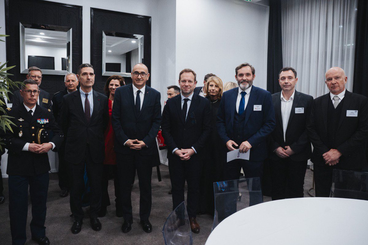 JD_Berger's tweet photo. Heureux d'avoir participé aux côtés de @NunezLaurent à la 15ème édition du gala de l’Agora Club des directeurs de la sécurité. 

Des échanges nécessaires et constructifs pour améliorer la coopération entre les entreprises et nos forces de sécurité ! 
#AgoraDirSecu https://t.co/EwYpXWV6Md