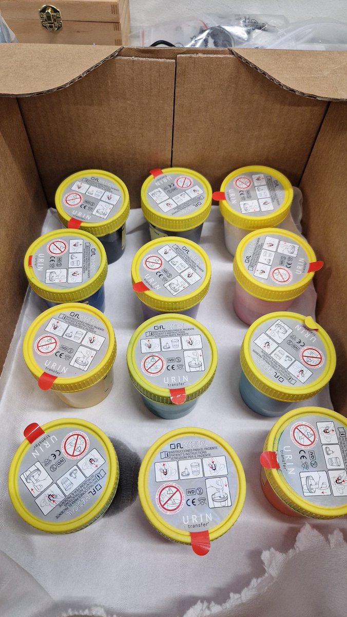 smilingPamPam's tweet image. Ho deciso che mi darò alla pittura... le tempere già le ho!🎨
(Da notare in quali contenitori sono arrivati i campioni da analizzare!🤣😅)
#Chemistry #Lab #ILoveMyJob