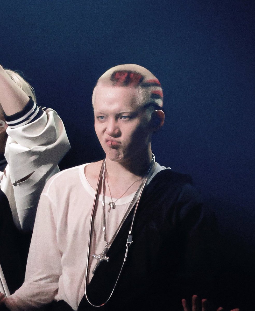 จะไว้สั้นไว้ยาวก็โคจรจะหล่อเท่ขนาดนี้ ย้อมสีอะไรก็รอดจ้า