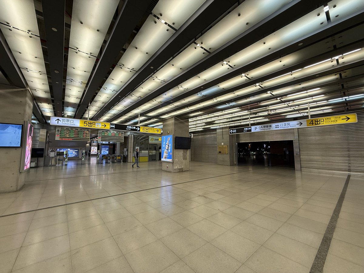 kebhr_'s tweet photo. 台中駅、東海道新幹線の駅と言われたら納得する雰囲気があるな https://t.co/ToQVtqCCTl
