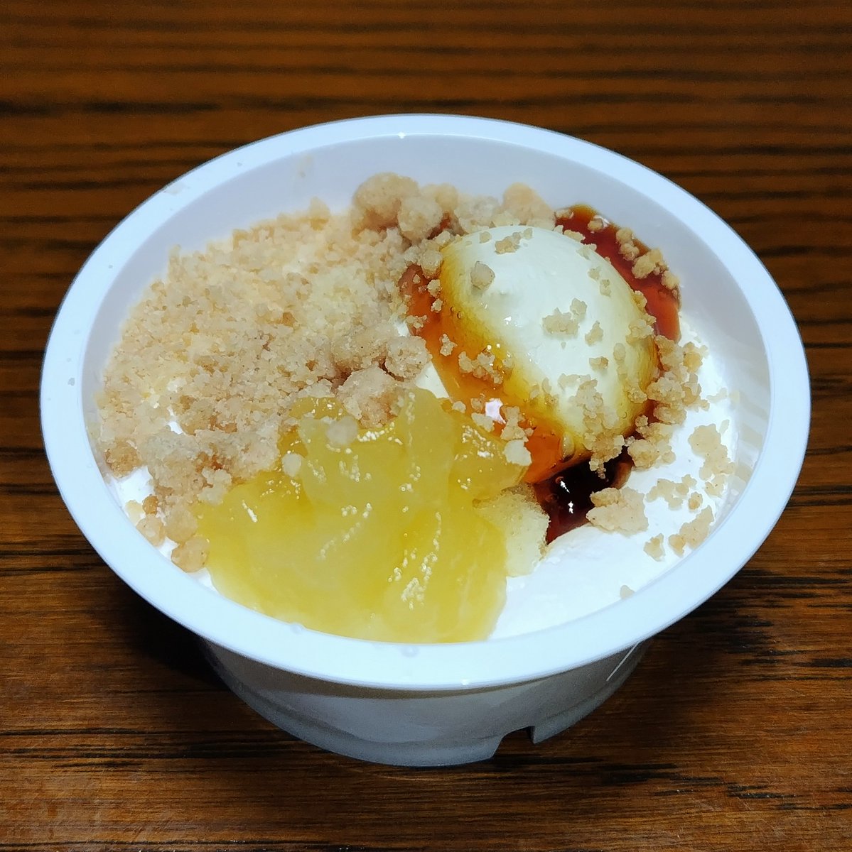 おやつのアップルコブラー食べてる。