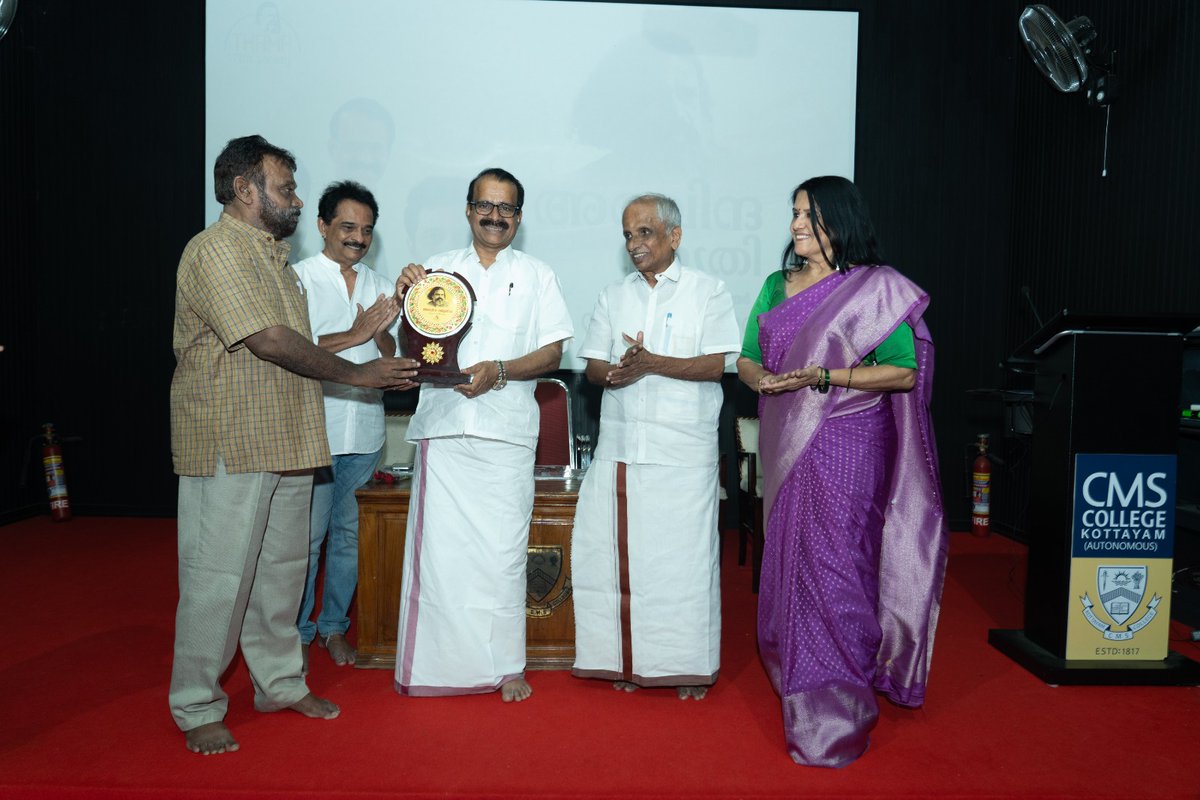 Thamp_TFS's tweet photo. അരവിന്ദ സ്‌മൃതിയിൽ ബഹു കേന്ദ്രമന്ത്രി ശ്രീ ജോർജ് കുര്യനെ സംവിധായകനും ഫിലിം ക്രിട്ടികും ആയ ശ്രീ വിജയകൃഷ്ണൻ മൊമെന്റോ നൽകി ആദരിക്കുന്നു.... https://t.co/MLEI45w8qF