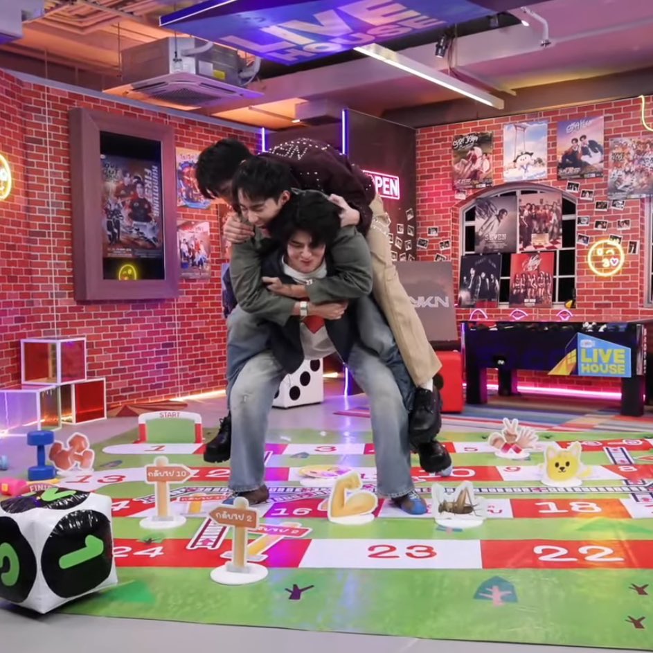 toeylee݁ tweet media