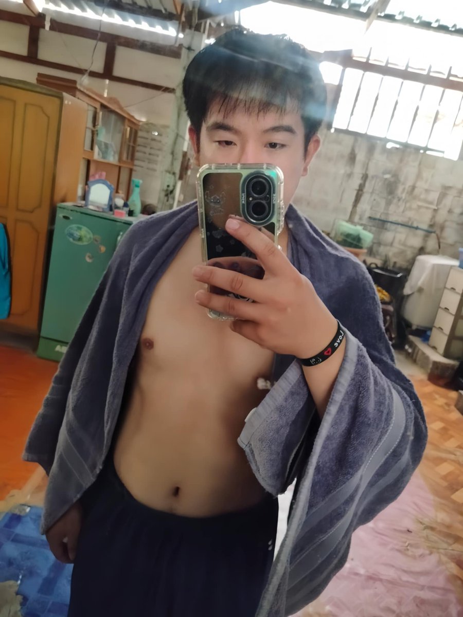 bo_ylo_vee.. tweet media