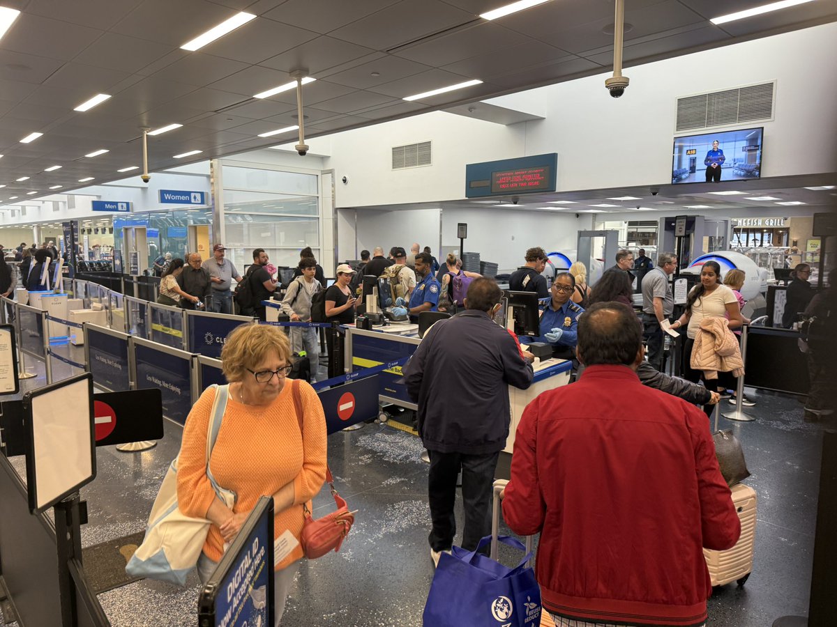 dwtroop's tweet photo. Dear @CNN,

Please highlight the #TSA agents at @FLL (Terminal 3) that came to work today with a smile on their face and made my trip through their line a swift 5 minutes.  

They should have tips jars.

Thanks for keeping the news real! https://t.co/LpXbBOUDL9
