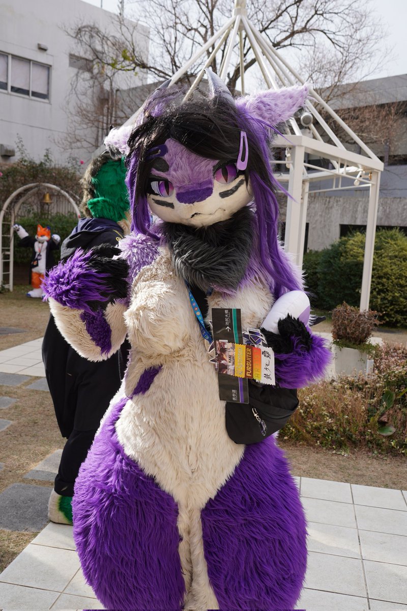지긋이 처다보기 

#KAKI_THE_DRAGON
#FursuitFriday