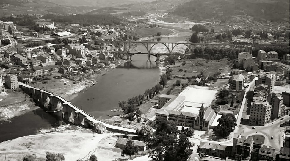 Mskina's tweet photo. @XurxoGonz4lez @timi_ruttiguer Ah, como nacín despois de que se fixera o actual edificio de pedra (1947-1960) non teño a dereito a pasar pola estrada que está feita.

Segundo o teu argumento, os que naceron antes da peonalización da rúa do Paseo poden ir en coche? https://t.co/n6FMupnNOK