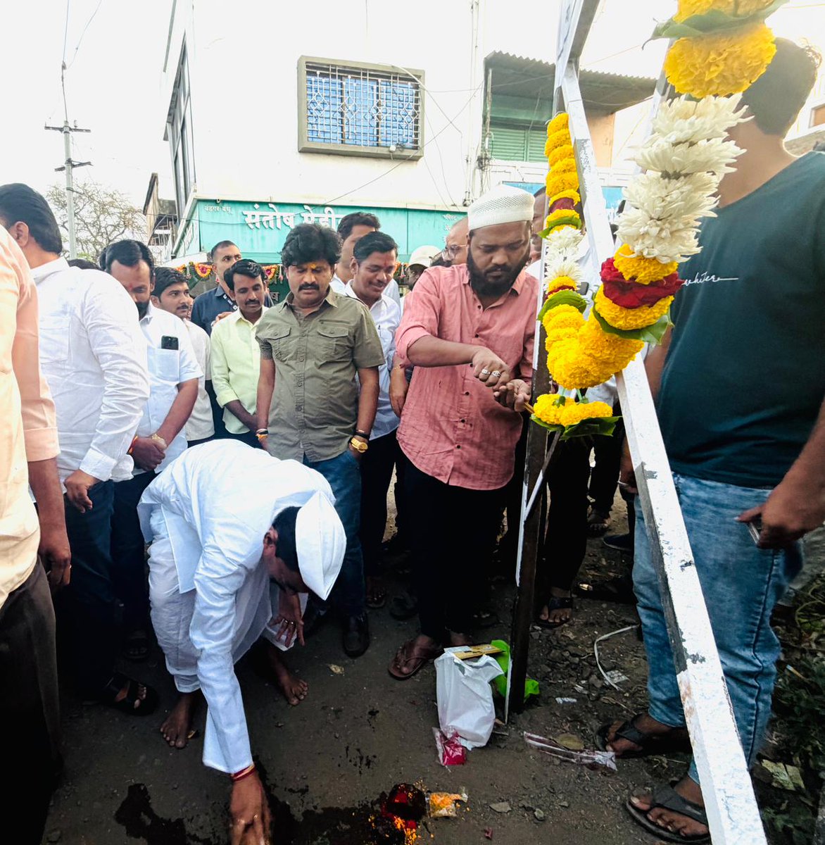 GopichandP_MLA's tweet photo. डफळापूर (ता. जत) येथे डफळापूर बाजारपेठ रस्त्याचे भूमिपूजन माझ्या प्रमुख उपस्थितीत संपन्न; परिसराच्या विकासाला नवी गती.

#GopichandPadalkar #Maharashtra #Sangli #Jath https://t.co/UYouLFbmuK