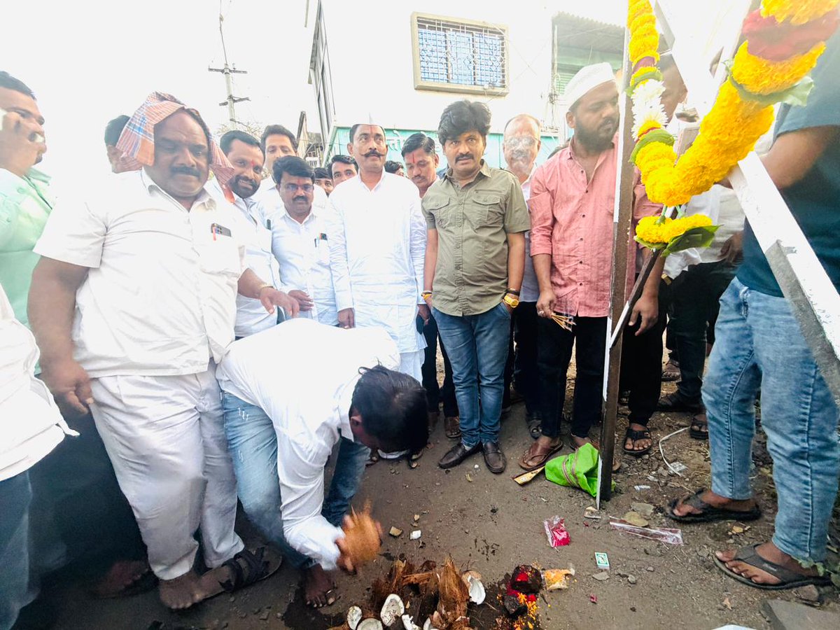 GopichandP_MLA's tweet photo. डफळापूर (ता. जत) येथे डफळापूर बाजारपेठ रस्त्याचे भूमिपूजन माझ्या प्रमुख उपस्थितीत संपन्न; परिसराच्या विकासाला नवी गती.

#GopichandPadalkar #Maharashtra #Sangli #Jath https://t.co/UYouLFbmuK