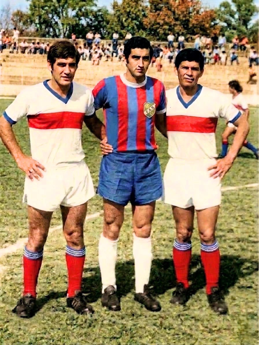 Firpo y FAS - 1973

Los argentinos Manolo Álvarez y Andrés Rios, de Luis Ángel Firpo, posan junto a su compatriota Héctor Alcides Pichioni, de FAS, en “La Caldera del Diablo”.
