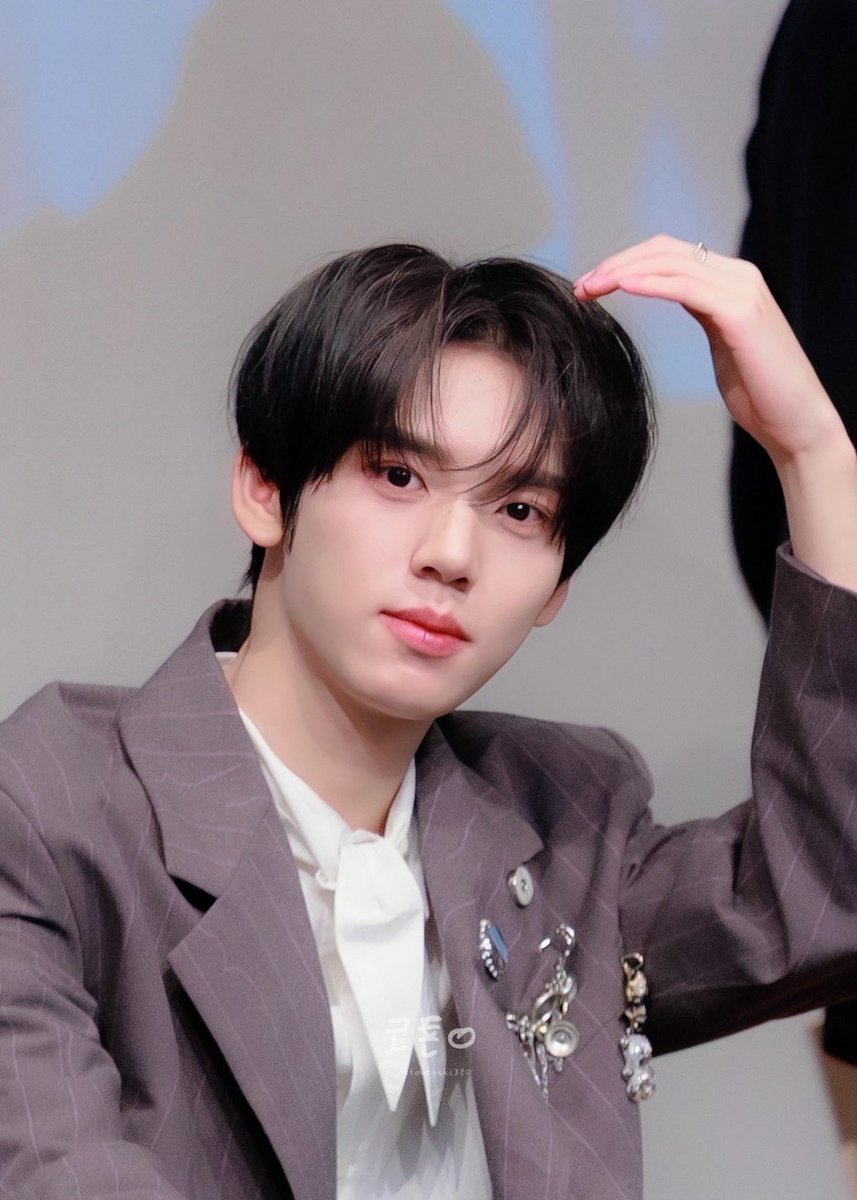 (\_/)
(•.•) ₊˚⊹♡
/>🎂

#영원한_아기_뽀돌이의_생일 
#TWENTY_YUJIN_HBD