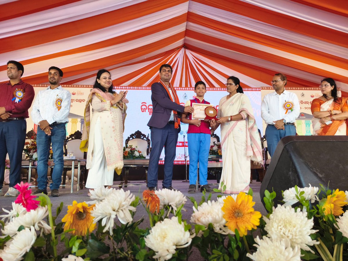 OAVSTB's tweet photo. At the district-level PM SHRI Schools Annual Function organised at Nimapada High School, Sai Aditya Pradhan,a Class VII student of Odisha Adarsha Vidyalaya, Satyabadi,was felicitated by Hon’ble Deputy Chief Minister Smt. Pravati Parida.

Wishing him a bright &amp; successful future. https://t.co/tPYvc5p2AX