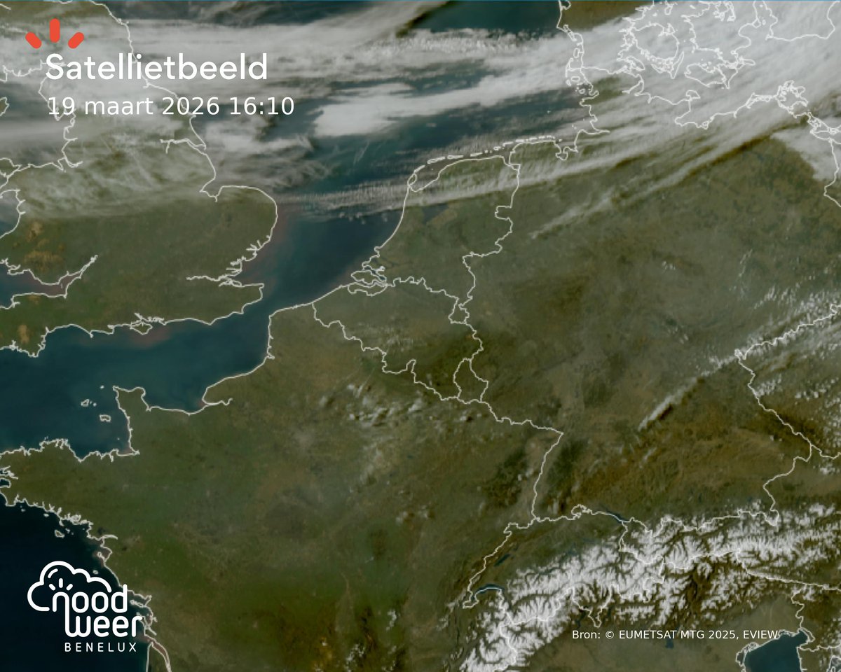 NoodweerBenelux's tweet image. Goedemiddag! Het is opnieuw prachtig #zonnig weer over de #Benelux. De temperaturen liggen zelfs nog wat hoger dan gisteren met een graad of 17 op veel plekken. In het uiterste noorden is het koeler. De #wind komt namelijk uit het noorden en komt in die regio dus over het koele