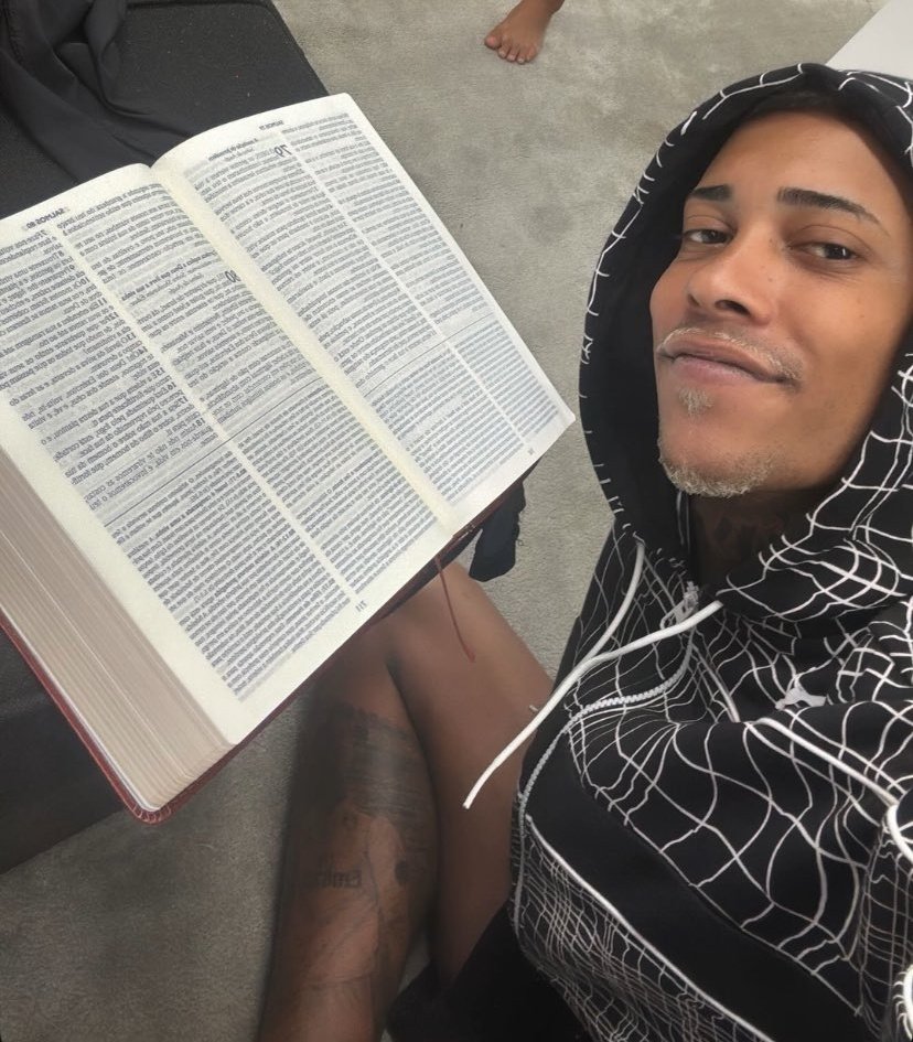 cismada desconfiada observadora tweet media