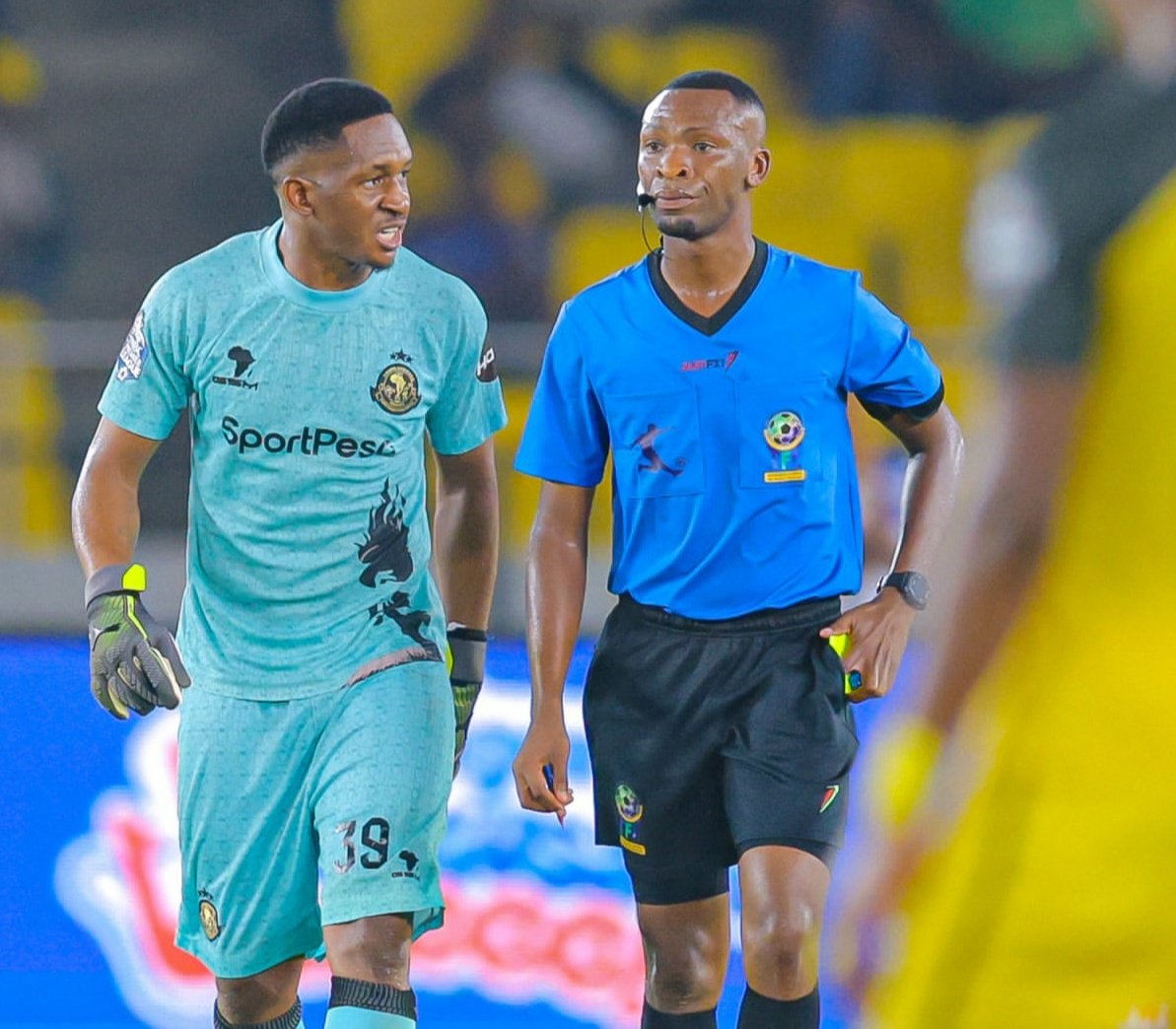 Iamfelixtz's tweet photo. 🚨 UPDATES ✍️

➡️ Mwamuzi wa kati Ally Mnyupe amefungiwa mizunguko mitatu kwa kosa la kushindwa kutafsiri vyema sheria za mpira wa miguu kwenye mechi ya NBC PL 🇹🇿 kati ya Azam vs. Yanga

Mnyupe alishindwa kutafsiri sheria baada ya Fuentes kumchezea rafu Dube kwenye eneo la penati https://t.co/eRq69Ii4AV