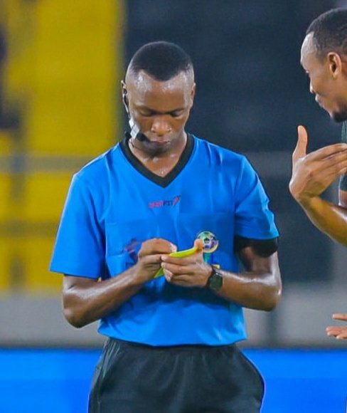 Iamfelixtz's tweet photo. 🚨 UPDATES ✍️

➡️ Mwamuzi wa kati Ally Mnyupe amefungiwa mizunguko mitatu kwa kosa la kushindwa kutafsiri vyema sheria za mpira wa miguu kwenye mechi ya NBC PL 🇹🇿 kati ya Azam vs. Yanga

Mnyupe alishindwa kutafsiri sheria baada ya Fuentes kumchezea rafu Dube kwenye eneo la penati https://t.co/eRq69Ii4AV