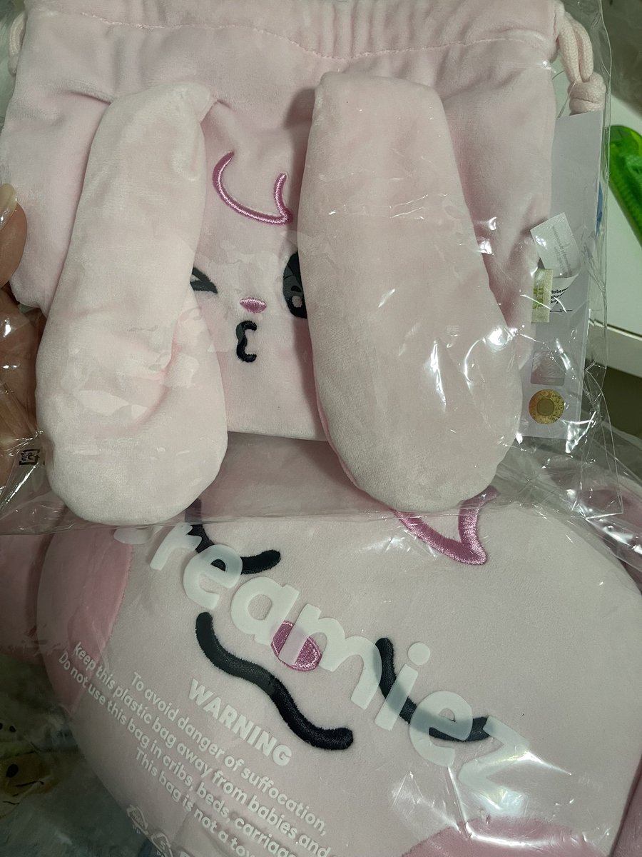 แก้มหอม tweet media