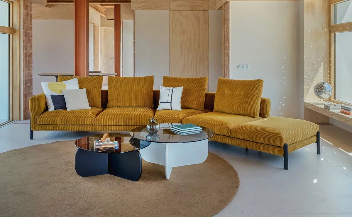 Lomuarredi's tweet image. As its name suggests, Momic sofa is the reinterpretation of the classic shapes of 50s sofa aesthetics (Mid-Century) for a modern lifestyle.
More at lomuarredi.com
#sofa #livingroom #furniture #onlinestore #DesignInspiration #design #lomuarredi