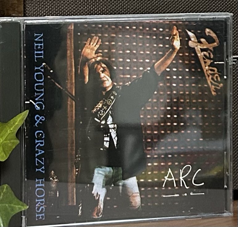 Pputaspellonyou's tweet photo. ニール・ヤング＆クレイジー・ホース
『ARC』
1991年
『WELD』とセットで捉えるべきCD上は全1曲35分！
所謂ノイズ作品と言われるがルー・リード『メタルマシン〜』みたいなコンセプトありきのアート寄りではなく、ライク・ア・ハリケーンの心を持ったエレキな快楽が漲るロック・アルバムとして必聴盤！ https://t.co/yHszVTE4TF