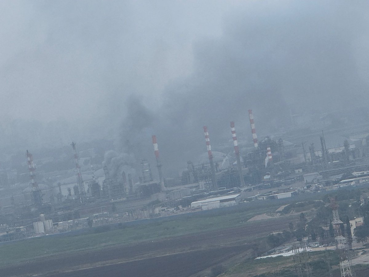 aprajitanefes's tweet image. 🇮🇷|Iranian missiles tore through Haifa refinery in occupied territories!

 Plowed it! Burned it! Delivered!

📌 Bon appétit, #Zionists