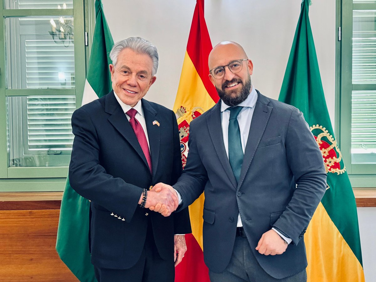Un placer recibir hoy en #ElPuerto al embajador de Estados Unidos 🇺🇸, Benjamín León Jr., en su primera visita institucional a nuestra tierra. 

¡Nos alegra darle la bienvenida a España y a nuestra ciudad 💛💚 , embajador!
<a href="/ElPuerto/">Ayuntamiento de El Puerto de Santa María</a> <a href="/RadioPuerto/">Radio Puerto</a> <a href="/USembassyMadrid/">U.S. Embassy Madrid 🇺🇸🇪🇸</a>