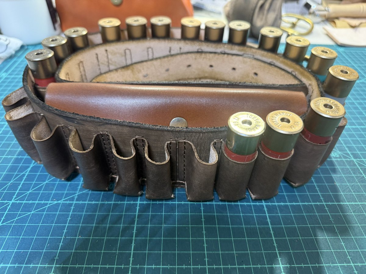 肩がけショットシェルベルト完成〜

レッドデッドみたいにポーチつけてみました。マルイのローダーが⭐︎そのまま⭐︎入ります。

ローダーが持ち込みオッケーなルールだと良い感じ。

次は完成度上げていきます。