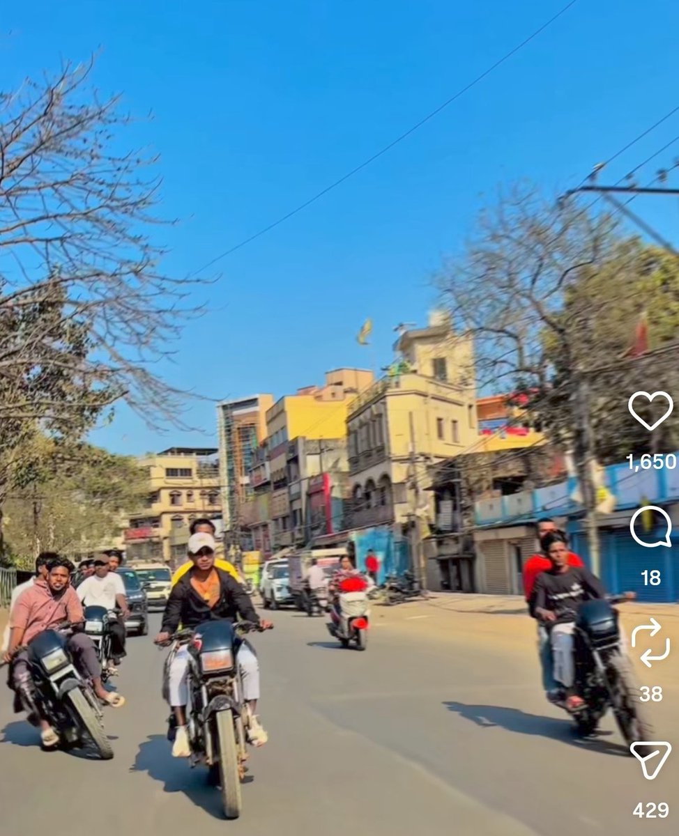 jsrmirror's tweet photo. जमशेदपुर पुलिस से अनुरोध है कि इस तरह के रैश ड्राइविंग करने वालो के साथ सख़्ती बरते, जिनके बाइक में नंबर प्लेट भी नही , रील्स के लिए ये लोग सड़क पर रैश ड्राइविंग करते है। @Jsr_police @JharkhandPolice @DCEastSinghbhum https://t.co/OHpTYqRAQ7