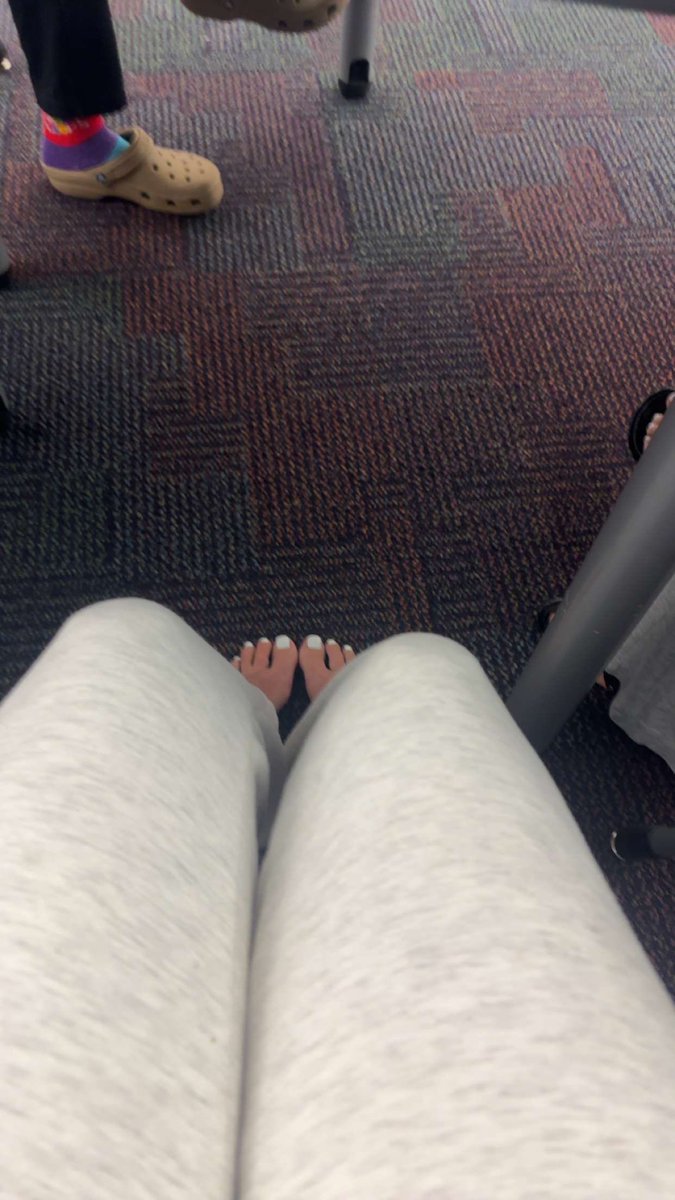empty4emilia's tweet photo. toes out in the middle of math class!! https://t.co/2i4wi1wcFy