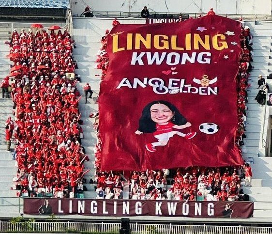 แม่ๆ พี่ๆ ที่น่ารักคนไหนที่ถามถึงผ้าคลุมแสตนด์และอยากให้มีโมเมนต์แบบปีที่แล้ว หนูบอกเลยว่าปีนี้ก็ยังมีเหมือนเดิมแน่นอนค่ะ 🥺✨

แถมรอบนี้ตั้งใจทำออกมาให้พิเศษมากขึ้น ทั้งความน่ารักและคุณภาพคือจัดเต็มไม่แพ้ปีที่แล้วเลยน้า มีไว้ไม่ใช่แค่คลุมแสตนด์ แต่ยังเป็นอีกหนึ่งความทรงจำดี ๆ