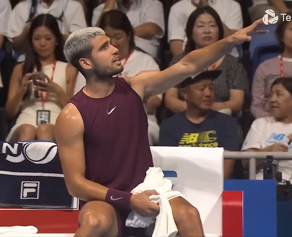 sunsett111's tweet photo. even the arm position is the same😭😭😭 https://t.co/rcfDgUunGN