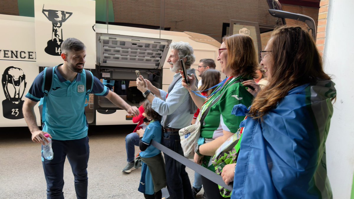 ClubInterFS's tweet photo. 👏💚 Gracias a las dos parejas de aficionados que han vivido la experiencia de apoyar a los jugadores antes de entrar al pabellón.

🌟 Una activación dentro del marco de la #CopadeEspañaFS de la @FutSalRFEF.

#InterFS #InterJimbee https://t.co/EH00EmP6Z5