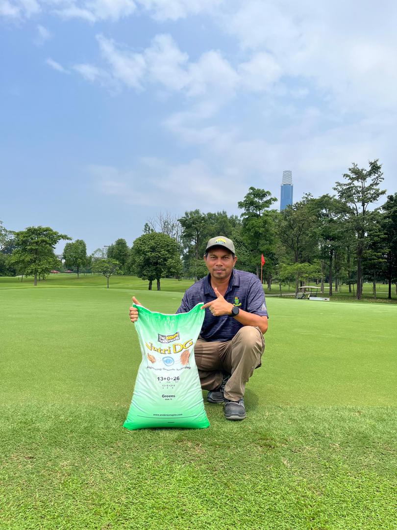 TheAndersonsPro's tweet photo. “With The Andersons dispersing granular technology, I'm not worried about application timing. I can apply in the morning without complaints from members.”

📍 Royal Selangor Golf Club - Kuala Lumpur, Malaysia 
📸 Mr. Saifullizan

#theandersonspro #golf #golfviews #turfpros https://t.co/t9zEMaOzDQ