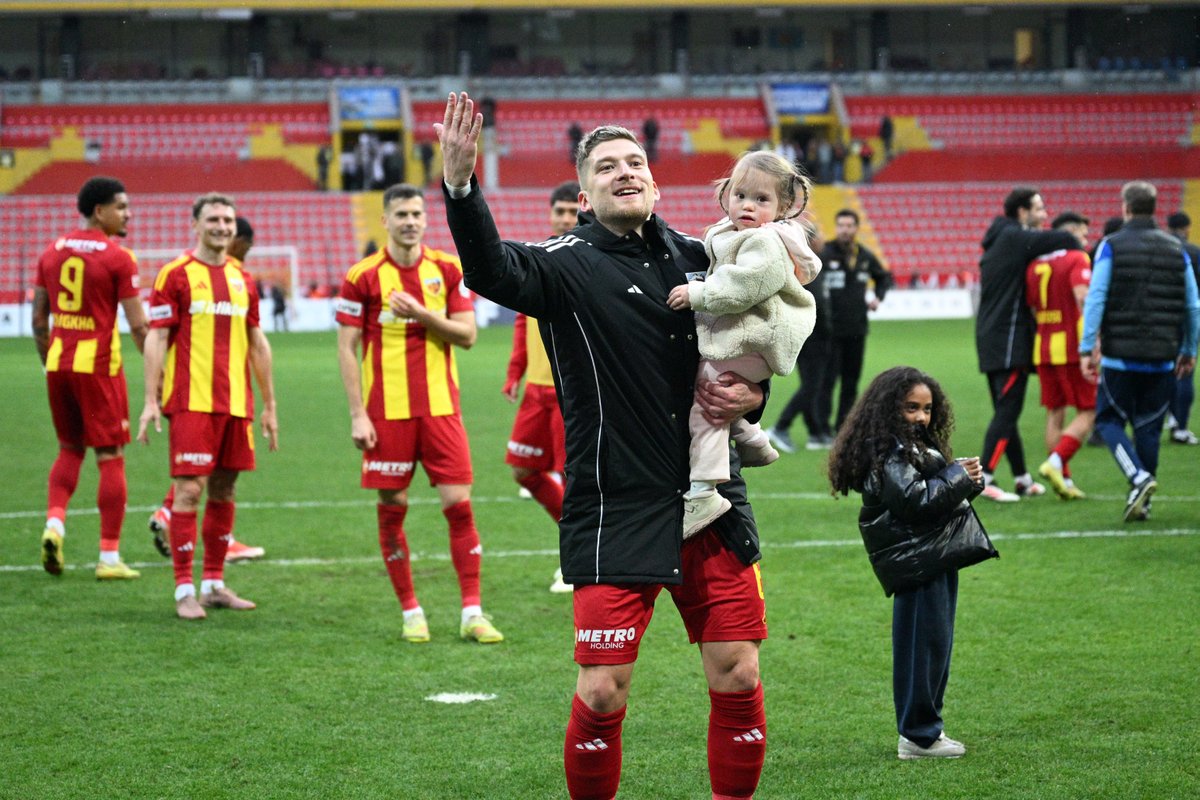🥰 Semih Güler ve dünyalar tatlısı kızı Defne.