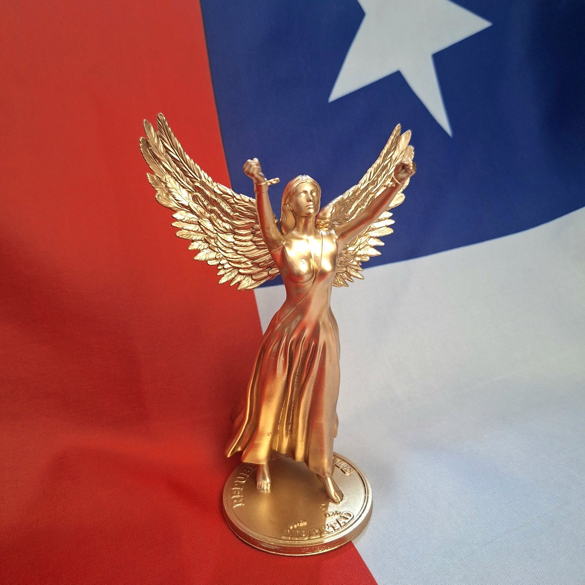 BazarPatriota's tweet photo. Lo q todo Patriota estaba esperando, la figura d colección del Ángel de la Libertad, el ícono + importante d la Liberación de Chile ocurrida el 11 d sept d 1973, un verdadero símbolo del derrocamiento del comunismo por parte de la Junta Militar y lo tenemos aquí en #Bazarpatriota https://t.co/oRMuhs6R6G