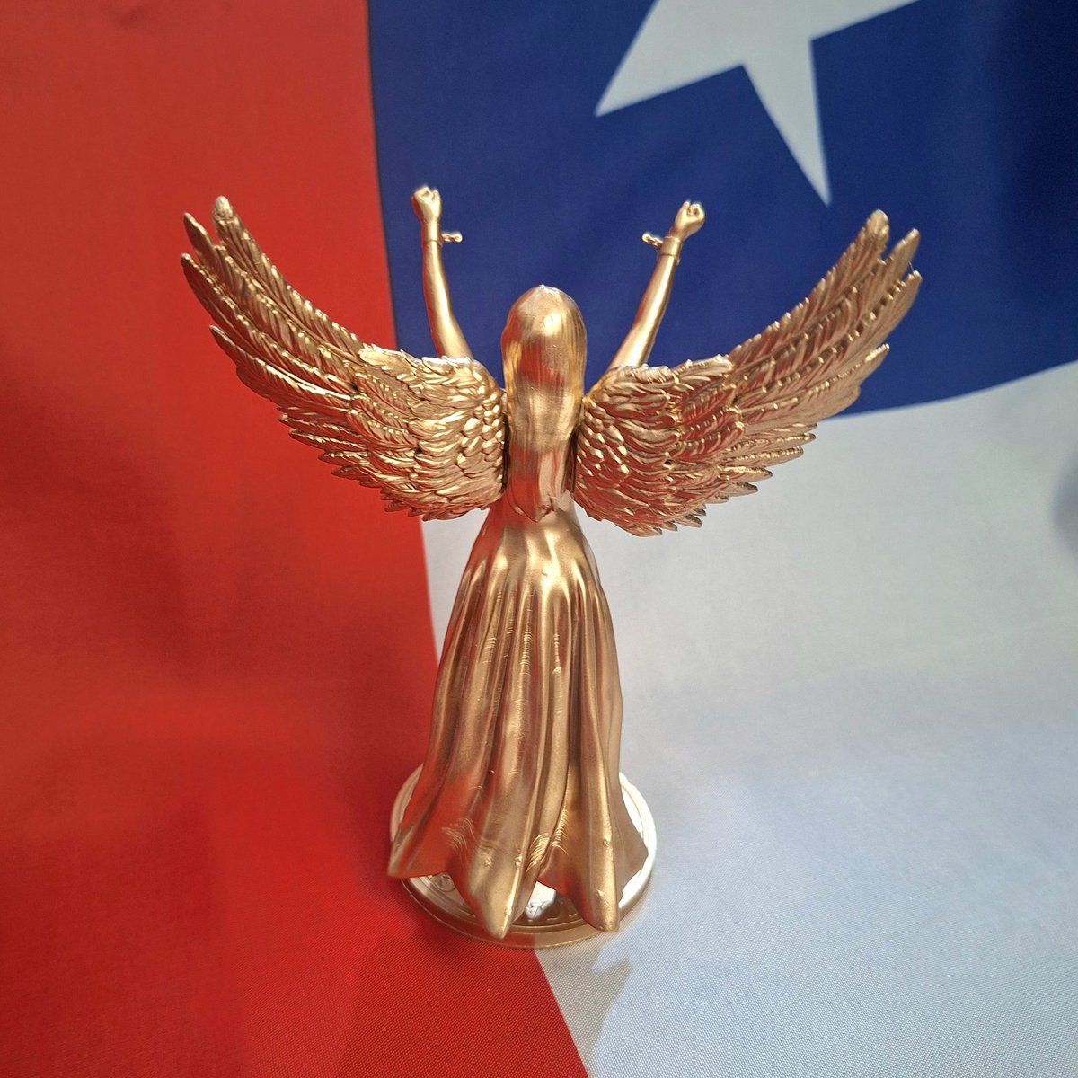 BazarPatriota's tweet photo. Lo q todo Patriota estaba esperando, la figura d colección del Ángel de la Libertad, el ícono + importante d la Liberación de Chile ocurrida el 11 d sept d 1973, un verdadero símbolo del derrocamiento del comunismo por parte de la Junta Militar y lo tenemos aquí en #Bazarpatriota https://t.co/oRMuhs6R6G