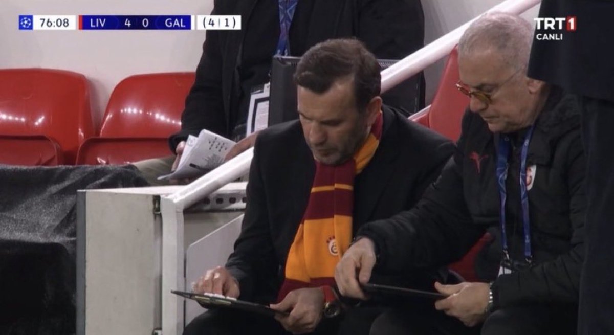 Maç 4-0 iken şunu ancak üzülemeyen insan yapabilir.
Ulan 4-0 olmuş neyin derdindesin daha.
Adam gibi kenarda üzülemiyorsun bile.