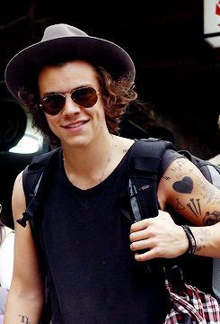 WhyLarryIsReal tweet media