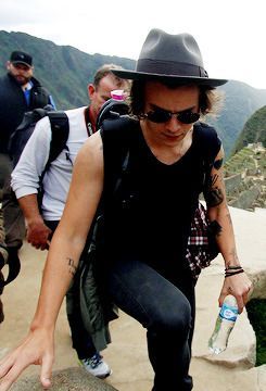 WhyLarryIsReal tweet media