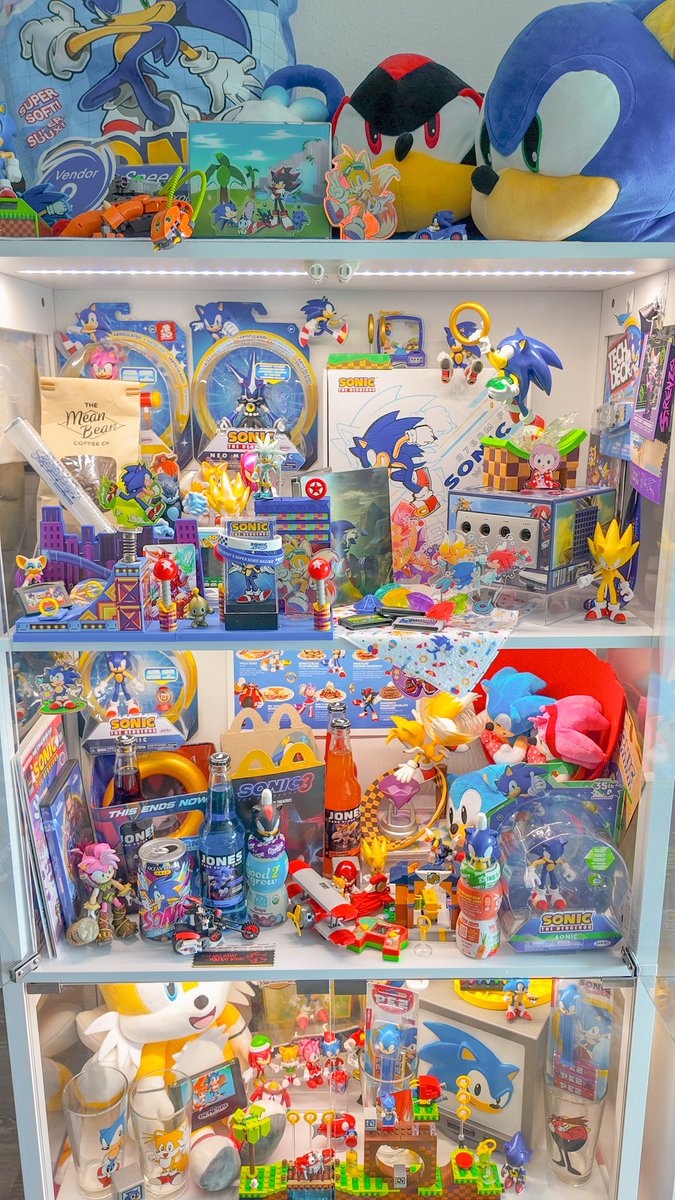 DyvexAwoo's tweet photo. I've had a small acrylic shelf laying around in my office closet for months now. Decided to finally use it and clean up my Sonic collection display a bit! Love that you can barely even see it lol
#sonicthehedgehog #jakkspacific #soniccollection https://t.co/AtuBM1s61l
