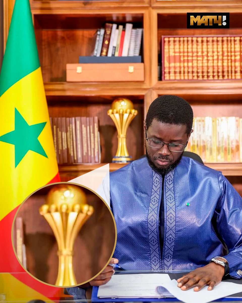 Президент Сенегала обновил аватарку в соцсетях. Просто сидит на фоне Кубка Африка. Никаких намёков 😏