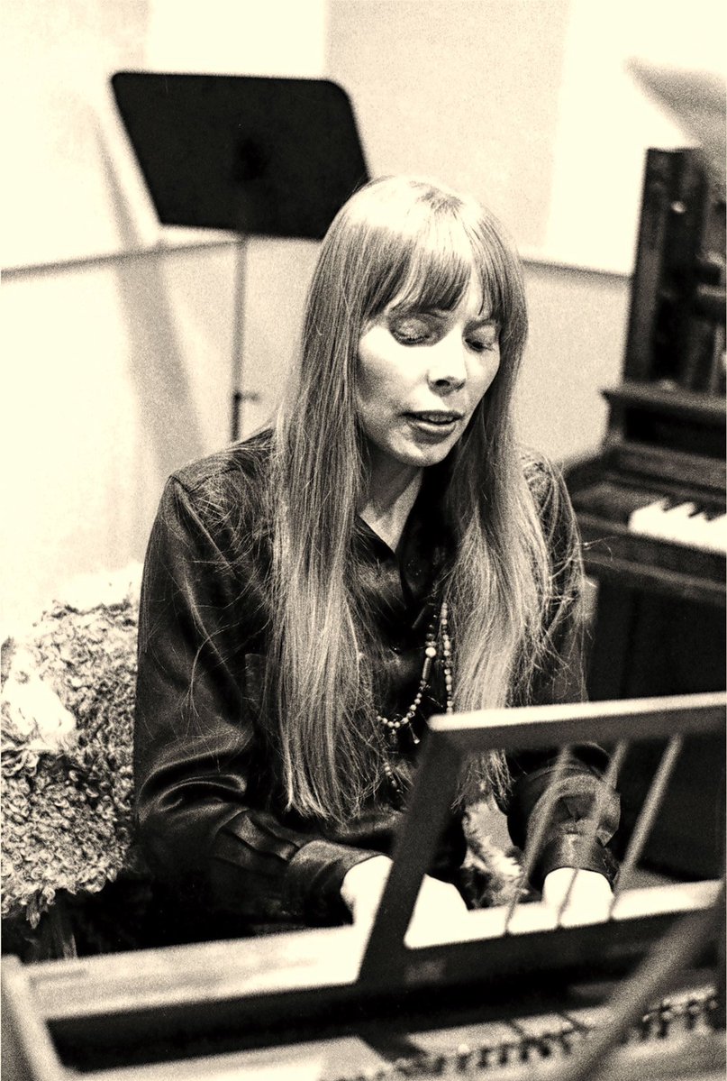Joni Mitchell tweet media